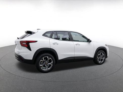 Used 2025 Chevrolet Trax LT w/ LT Convenience Package FWD image 9