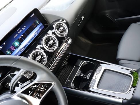 Certified 2025 Mercedes-Benz GLA 250 4MATIC image 21