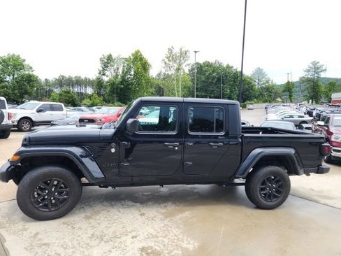 Used 2022 Jeep Gladiator Sport AWD/4WD image 4