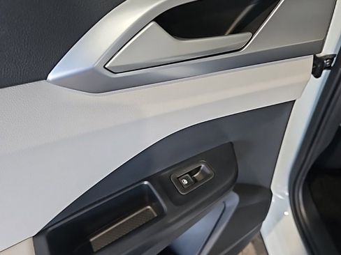 New 2026 Volkswagen Taos SE image 21