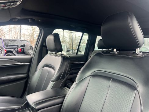 Used 2025 Jeep Grand Cherokee Limited w/ Luxury Tech Group II image 13