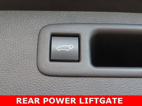 Used 2020 Toyota Highlander XLE image 32