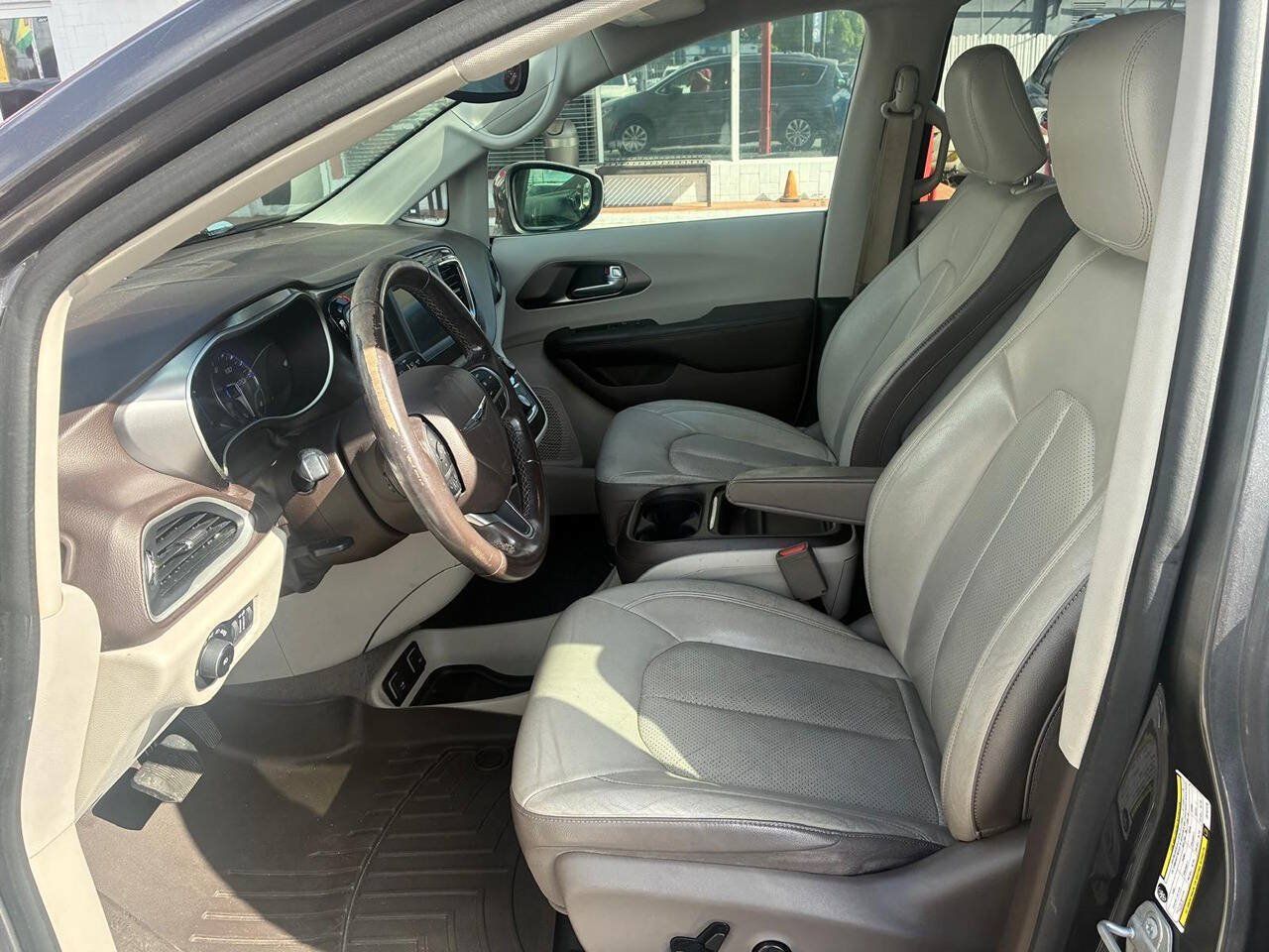 Used 2018 Chrysler Pacifica Touring-L FWD image 3