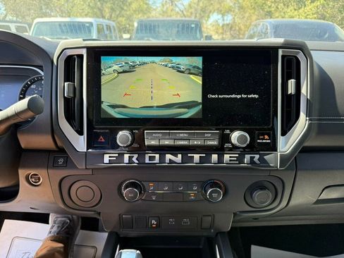 Used 2025 Nissan Frontier SV image 6