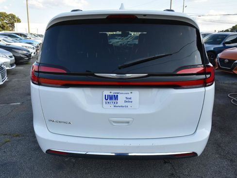 Used 2022 Chrysler Pacifica Touring-L FWD image 6