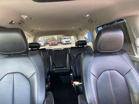 Used 2023 Chrysler Pacifica Touring-L FWD image 19