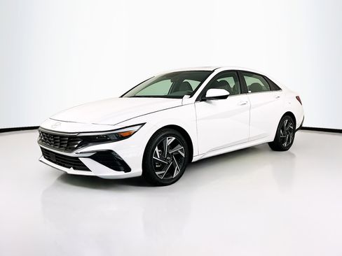 Used 2025 Hyundai Elantra SEL image 3