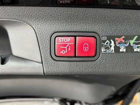 Used 2025 Mercedes-Benz GLS 450 4MATIC image 33