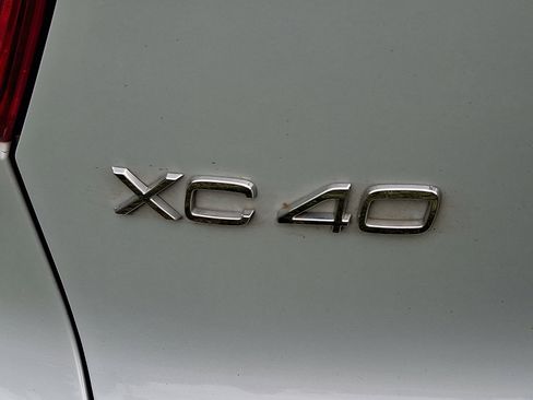 Used 2020 Volvo XC40 T5 R-Design w/ Protection Package AWD/4WD image 5