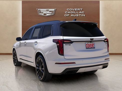 Used 2021 Cadillac XT6 Premium Luxury FWD image 3