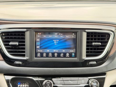 Used 2018 Chrysler Pacifica Touring-L image 20