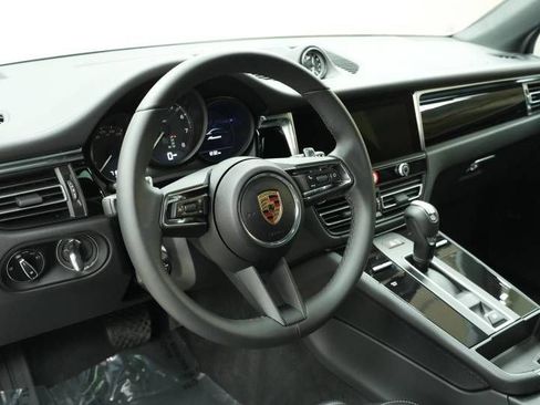 Certified 2025 Porsche Macan AWD/4WD image 4
