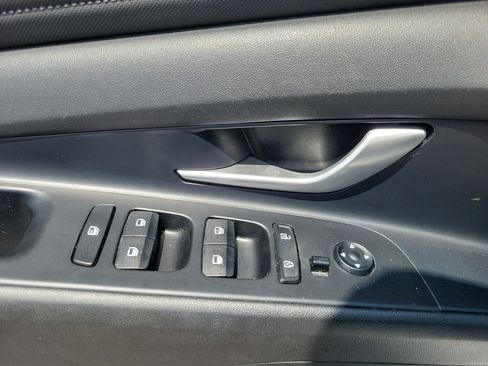 Used 2025 Hyundai Elantra SEL FWD image 6
