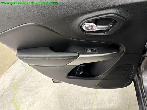 Used 2021 Jeep Cherokee Latitude Plus AWD/4WD image 28