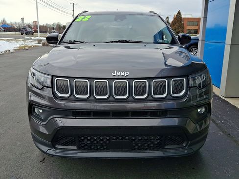 Used 2022 Jeep Compass Latitude image 2