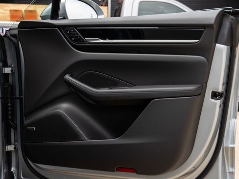 Certified 2025 Porsche Macan Electric image 36