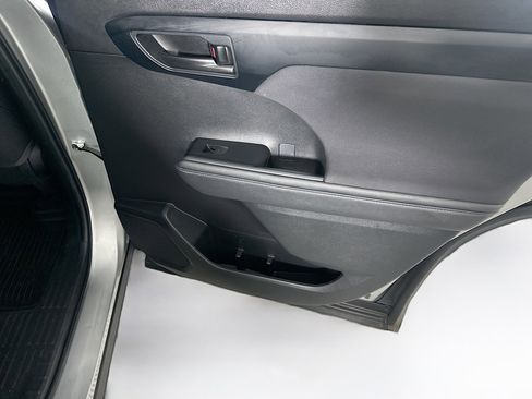 Used 2023 Toyota Highlander LE image 31