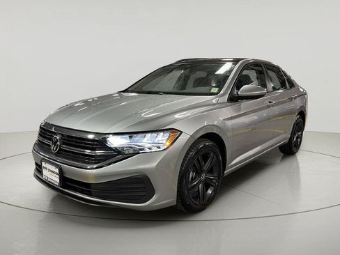Used 2024 Volkswagen Jetta SE w/ Panoramic Sunroof Package FWD image 3