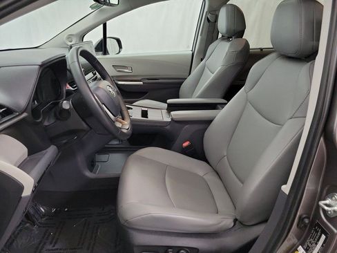 Used 2022 Toyota Sienna XLE w/ XLE Plus Package image 8