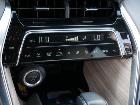 Used 2024 Toyota Venza Limited image 23