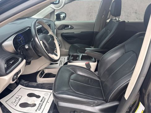 Used 2019 Chrysler Pacifica Limited FWD image 11
