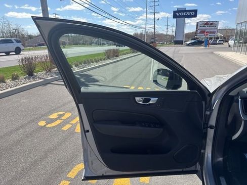 Certified 2025 Volvo XC60 B5 Plus AWD/4WD image 19