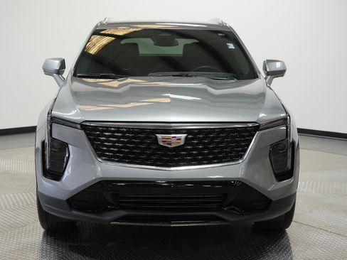 Used 2025 Cadillac XT4 Premium Luxury image 2