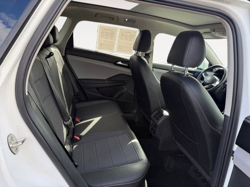 Certified 2022 Volkswagen Taos SE w/ Panoramic Sunroof Package image 18