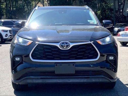 Used 2021 Toyota Highlander XLE FWD image 2