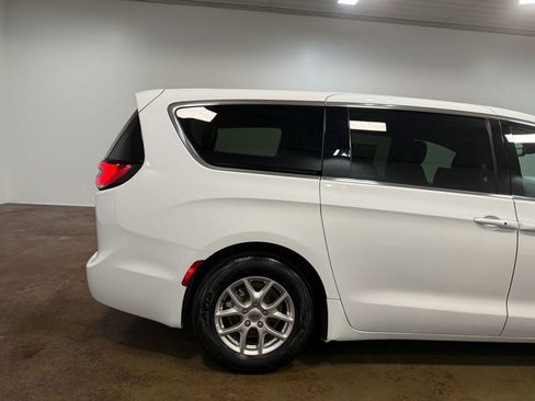 Used 2024 Chrysler Pacifica Touring-L image 33