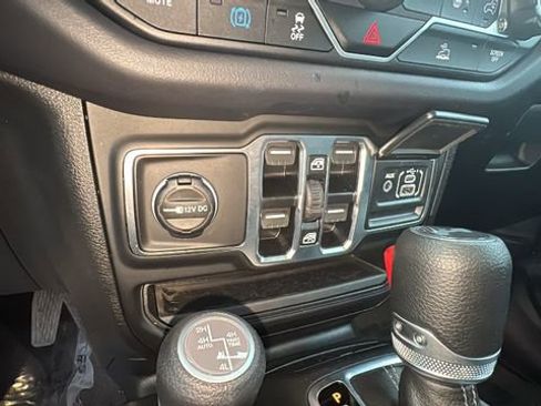 Used 2025 Jeep Wrangler Unlimited Sahara image 21