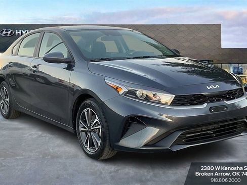 Used 2024 Kia Forte LXS image 2