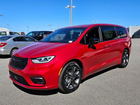 New 2026 Chrysler Pacifica Select image 3