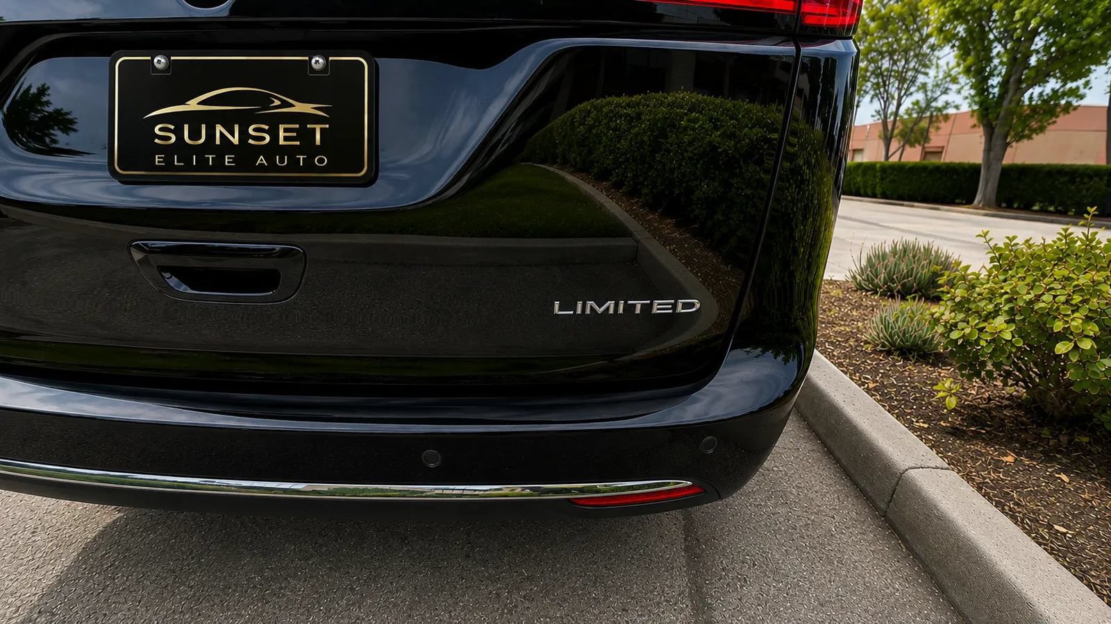 Used 2026 Chrysler Pacifica Limited FWD image 13