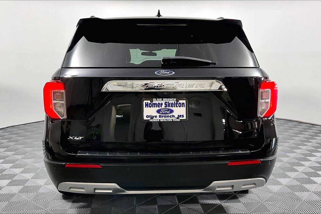 Used 2024 Ford Explorer XLT w/ Equipment Group 202A RWD image 4