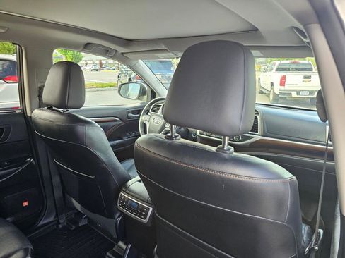 Used 2014 Toyota Highlander Limited Platinum AWD/4WD image 12