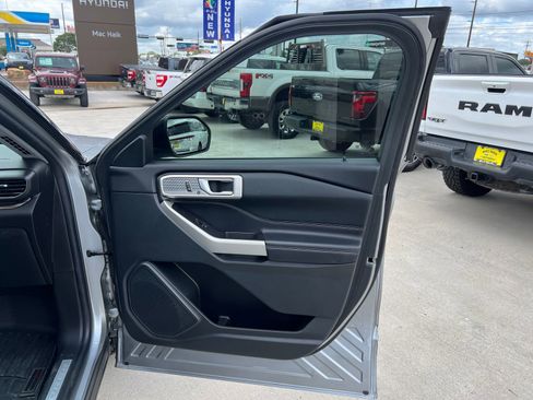Used 2022 Ford Explorer Limited w/ Equipment Group 301A RWD image 17