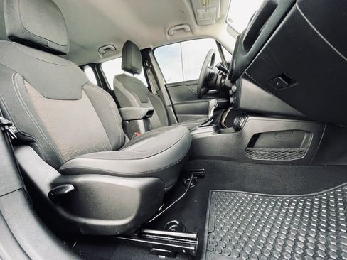 Used 2023 Jeep Renegade Latitude image 28