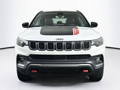 Used 2025 Jeep Compass Trailhawk AWD/4WD image 2