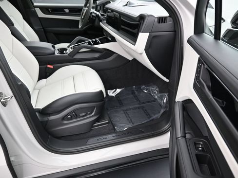 Certified 2026 Porsche Cayenne GTS AWD/4WD image 28