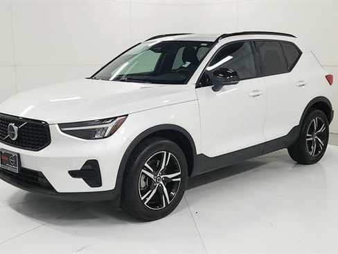 Used 2024 Volvo XC40 B5 Core image 3