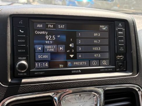 Used 2015 Chrysler Town & Country Limited Platinum FWD image 13