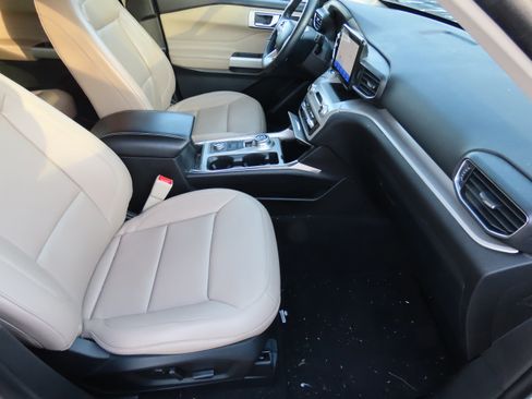 Used 2023 Ford Explorer XLT w/ Equipment Group 202A image 11