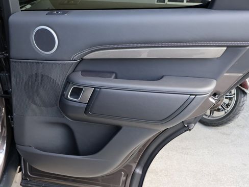 Used 2025 Land Rover Discovery Metropolitan Edition image 34