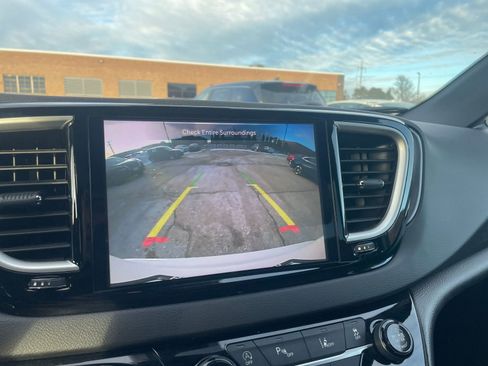 Used 2025 Chrysler Pacifica Select image 17