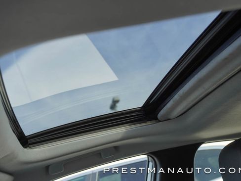 Used 2020 Toyota Prius L Eco image 7