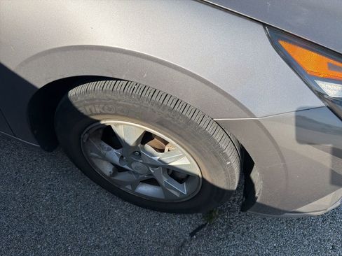 Used 2023 Hyundai Elantra SE image 12