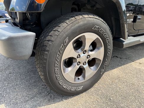 Used 2016 Jeep Wrangler Unlimited Sahara w/ Connectivity Group AWD/4WD image 9