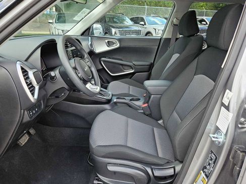 Used 2025 Kia Soul LX FWD image 13