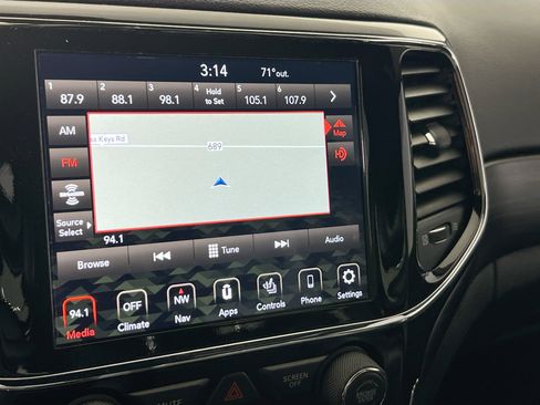 Used 2022 Jeep Grand Cherokee Laredo X image 15